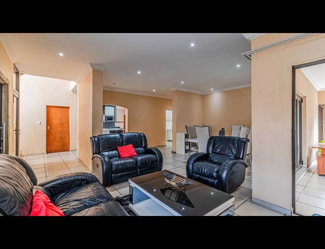 6 BEDROOM HOUSE FOR SALE IN PARKRAND